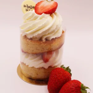 Tarta individual de fresas con nata