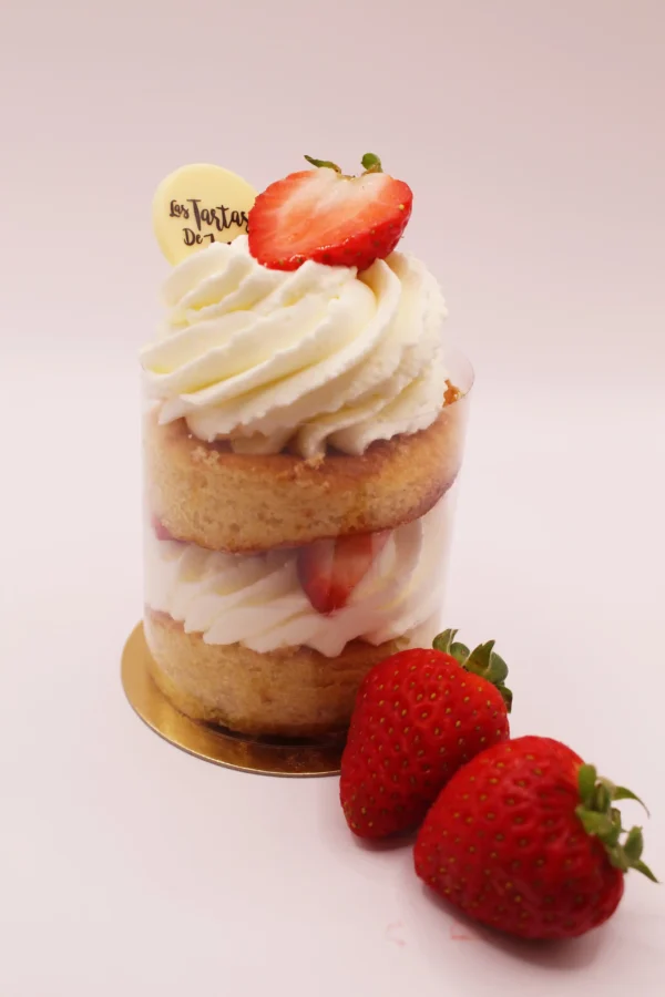 Tarta individual de fresas con nata