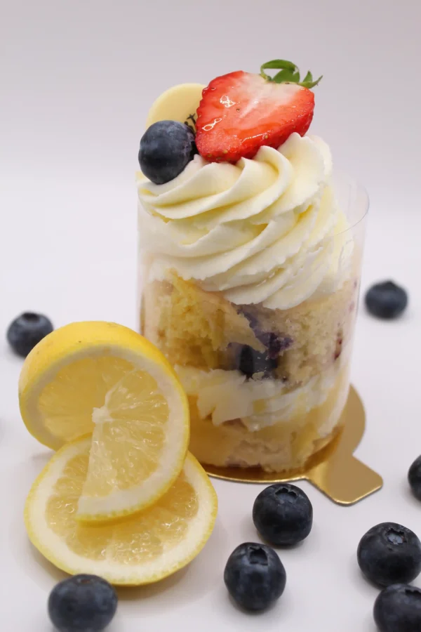 Tarta individual de limón y arándanos