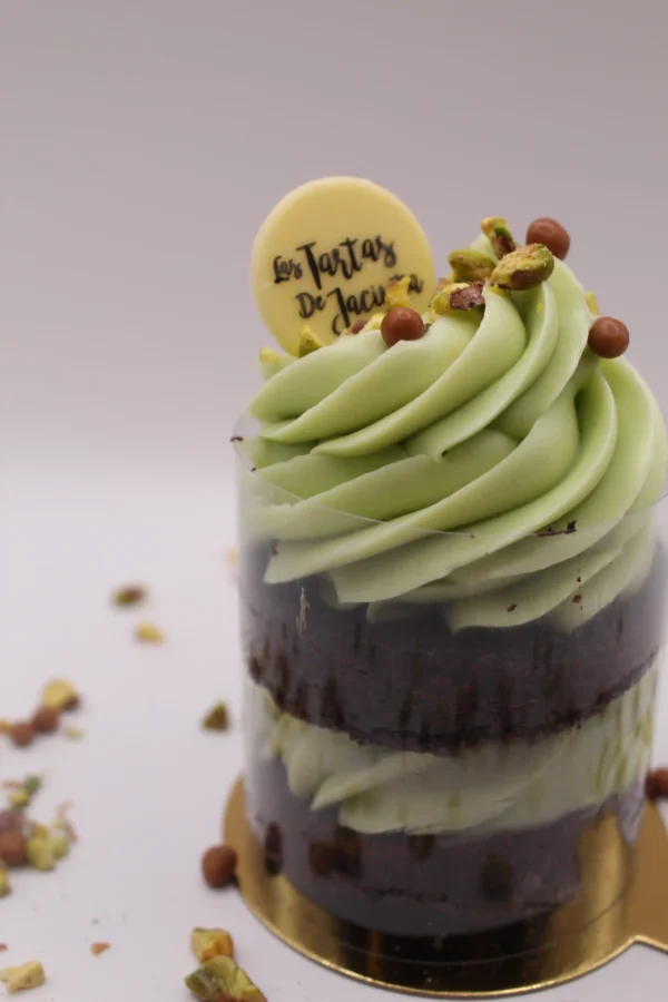 Tarta individual de pistacho y chocolate